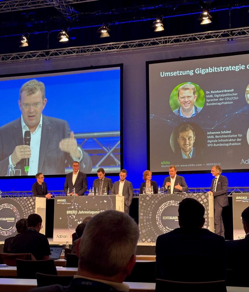 Foto: Geschäftsführer der COM-IN Christian Siebendritt bei der BREKO Jahrestagung 2022 im Publikum einer Diskussion zum Thema Umsetzung der Gigabitstrategie des Bundes