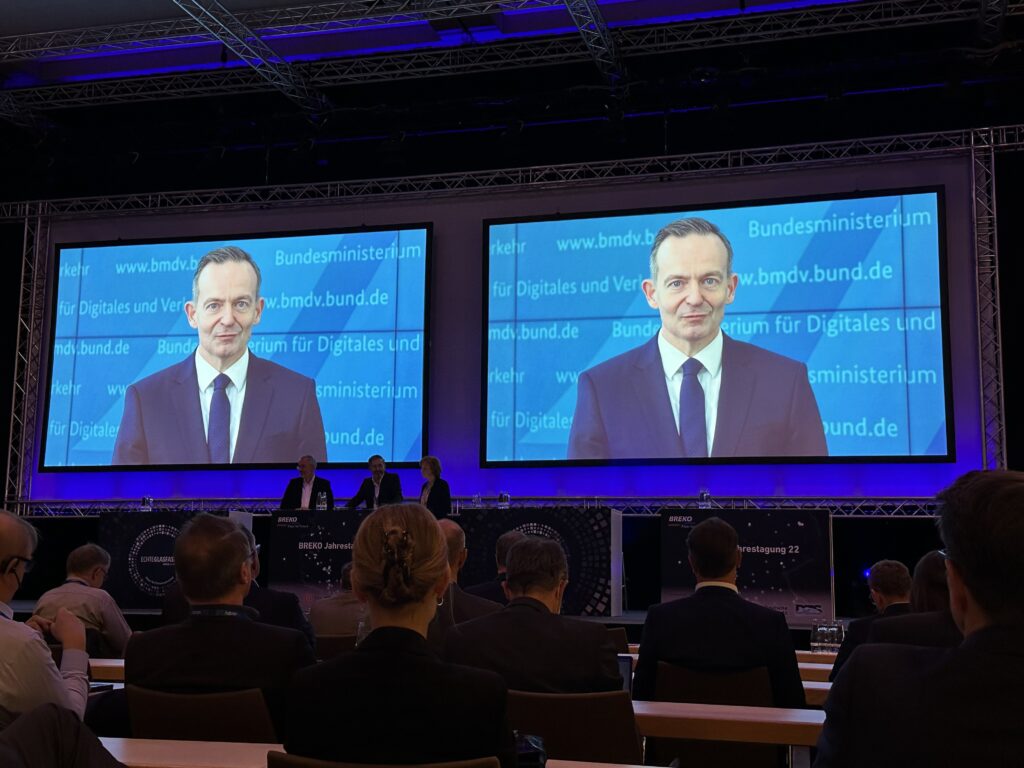 Foto: Foto eines Screens im Rahmen einer Diskussion zum Thema Umsetzung der Gigabitstrategie des Bundes bei der BREKO Jahrestagung 2022