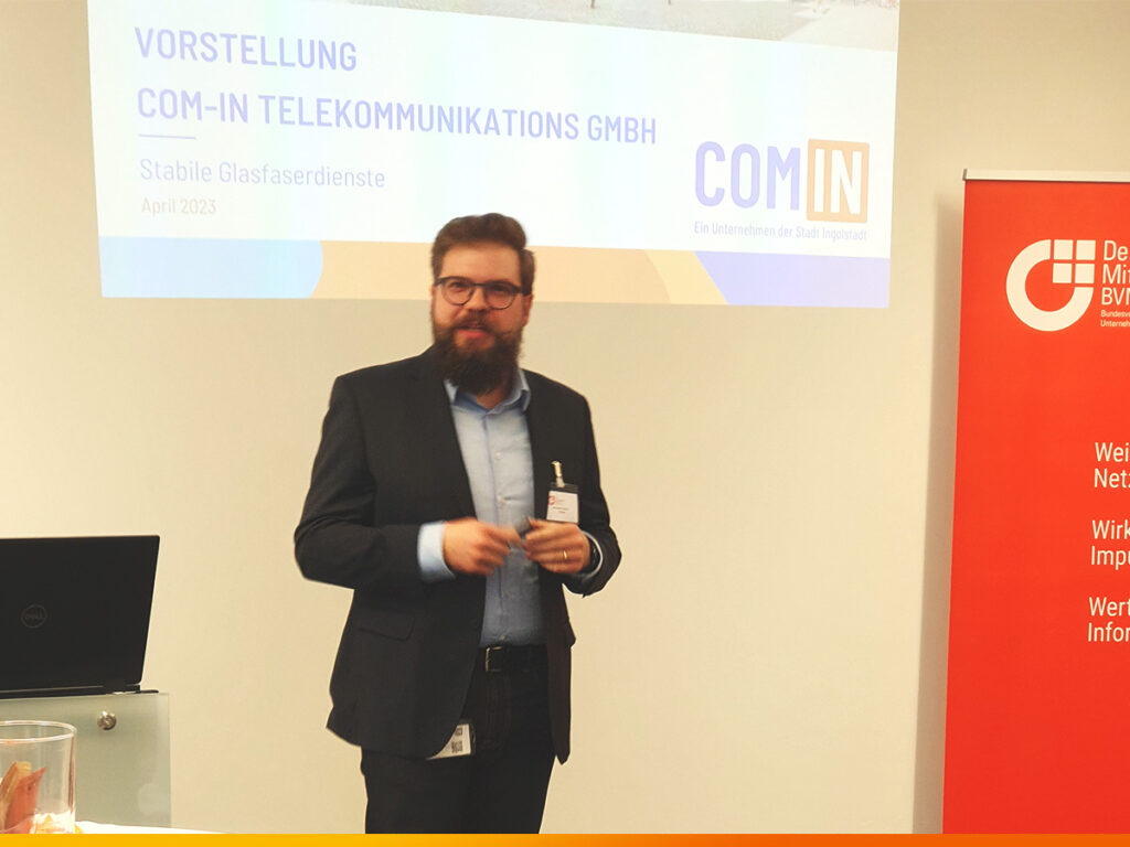 Foto der BVMW-Veranstaltung bei der COM-IN im April 2023. Alexander Schwarz, Leiter Vertrieb und Service spricht über die COM-IN und die Produkte
