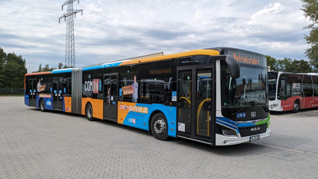 Foto: VGI Bus Rechte Seite mit COM-IN Beklebung