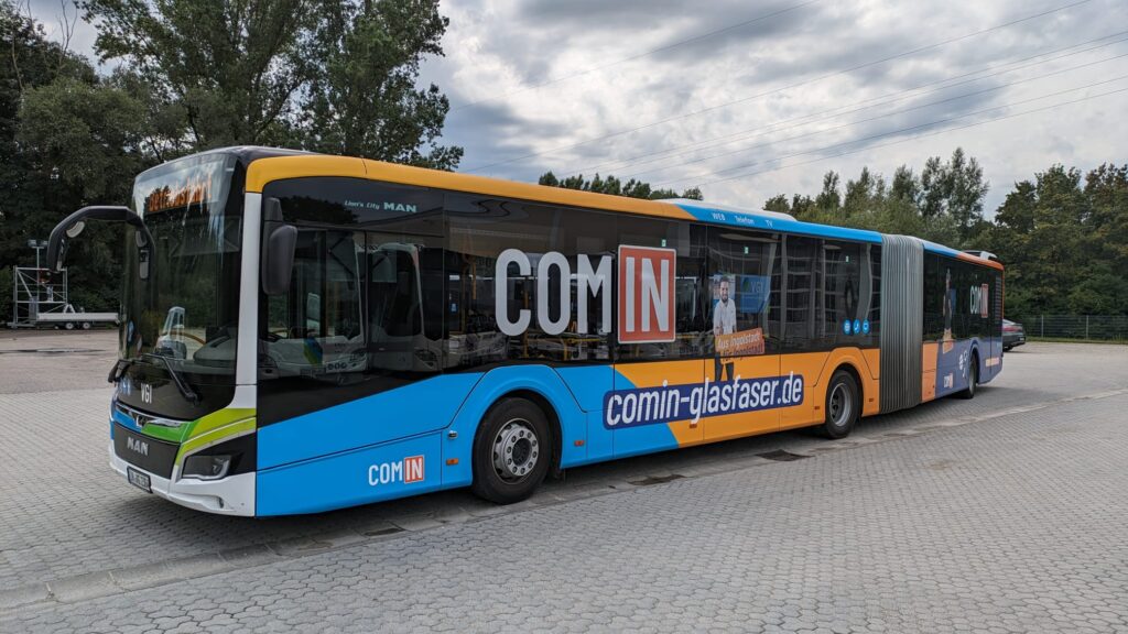 Foto: VGI Bus Linke Seite mit COM-IN Beklebung