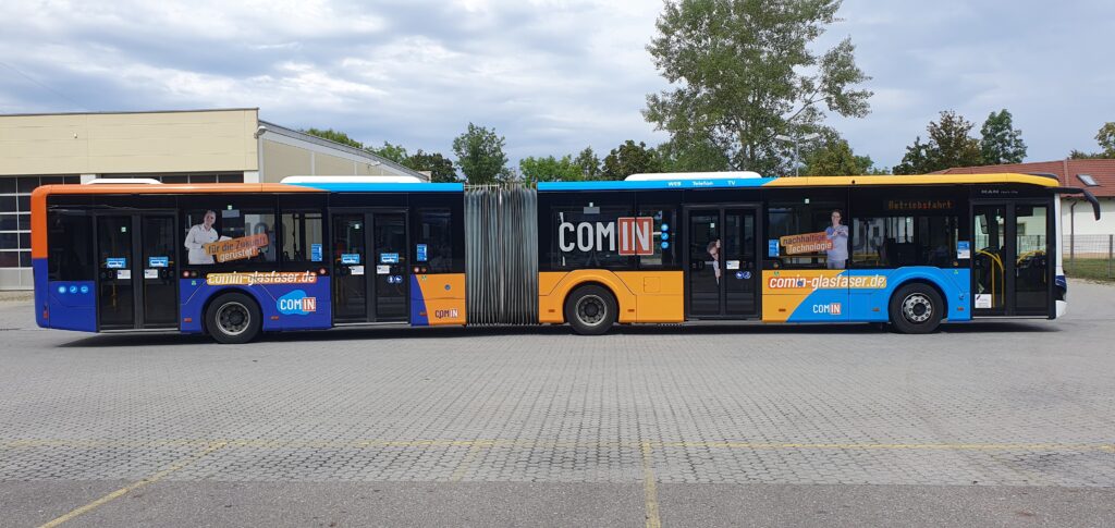 Foto: VGI Bus Rechte Seite mit COM-IN Beklebung