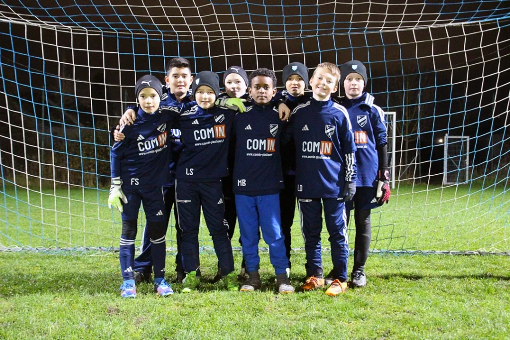 Die D-Jugend des FT Ringsee präsentiert due neuen Trainingsshirts mit COM-IN Logo